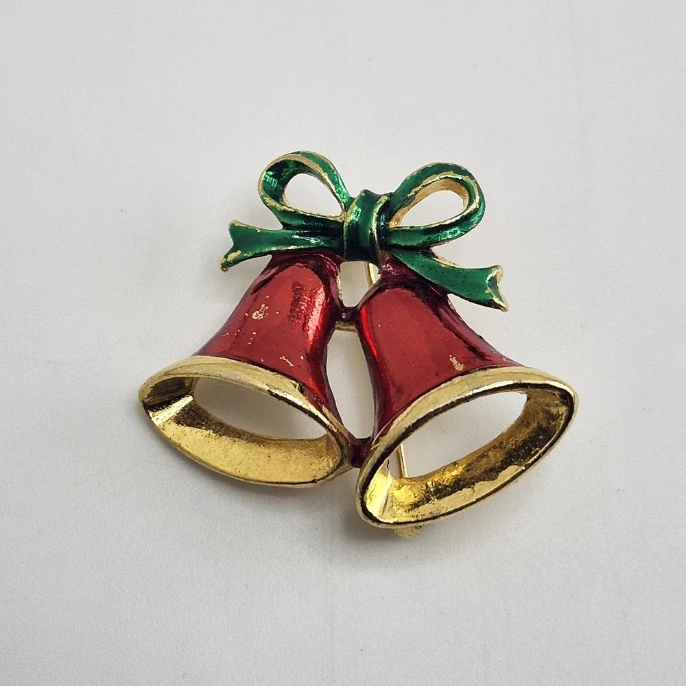 VINTAGE GOLD TONE METAL ENAMEL DOUBLE BELL CHRISTMAS PIN BROOCH READ